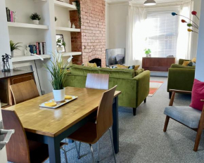 Contemporary 2 Bedroom Victorian Town House - Sleeps up to 6